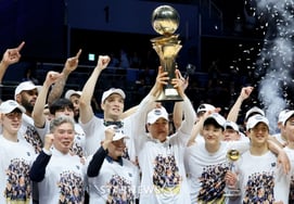 [Foto] Esto no cualquiera puede hacerlo: 'Trophy ceremony' con el entrenador Lee Kang-min y los hermanos Heo, Heo Woong y Heo Hoon