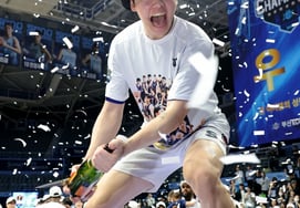 [Photo] "You all deserve to get sprayed with champagne too?" Kim Dong-hyun gets playful