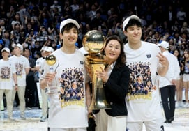 Heo Hoon's witty joke: "Three-generation PO MVPs? My mother raised three beasts." → Heo Woong quickly corrected: "Are you drunk on champagne? I have three sons."
