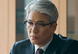 La audaz decisión de 'cabello blanco' de Kim Sang-kyung no fue teñido: "Ya tenía canas en mi juventud, lo importante es vivir a mi manera" [Cincuenta Por Ciento][Star Issue]