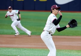 [Photo] "Even the bat is flying ㅠ" An Woo-jin