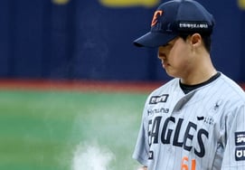 [Foto] "Agrupando la energía del universo" Jung Woo-ju