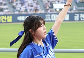 [Photo] Park Ji-young, "Blue is Fresh"