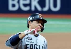 [一度にサッと] 白鳥のように優雅に走る！ 'アン・ウジンを相手にホームランを' 5回表にソロホームランを打ったキム・テヨン