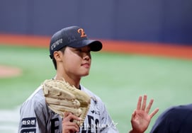 El lanzador abridor Jung Woo-ju lanzó 4 entradas con 4 ponches y 1 carrera limpia, obteniendo la victoria por decisión de An Woo-jin... "Lanzaré mejor", respondió a la confianza del entrenador Dal [en el lugar de Gochok]