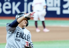 'Jung Woo-ju's stellar start and three home runs explode' Hanwha silences '158㎞ 7K' An Woo-jin... 10-1 rout over Kiwoom, 'climbing to joint 6th' [Gocheok Field Review]
