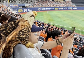 [Chụp ảnh] 'Nếu là fan của Hanhwa thì khi đến sân bóng chày phải mang theo ít nhất một con đại bàng chứ!'