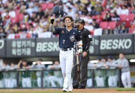 'Even though he distributed rice cakes,' the cruel 'no-hit → no-hit → no-hit' first visit to his former team, the manager said, "He seemed to be trying to do something..."