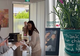 "The Grace of a Teacher" Lee Hyo-ri, Beaming After Receiving Carnations from Yoga Studio Students