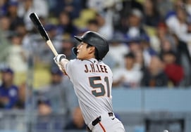 [Breaking News] A blockbuster hit! Lee Jung-hoo explodes with his first 'inside-the-park home run' in his MLB debut, shaking up Dodger Stadium