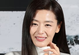"Vui vẻ và vinh dự"Jeon Ji Hyun sẽ bước lên thảm đỏ Cannes lần đầu tiên vào ngày 15/5 với bộ phim điện ảnh sau 11 năm. [Khan ★ vấn đề]