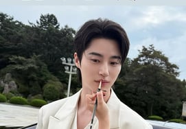 Бён У Сок, даже при прикосновении к персоналу, губы на зубах...Ора перед люксовым седаном