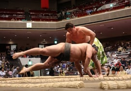 '145kg' Ném quả cầu khổng lồ đi! Quái vật 265kg Power xuất hiện với cơ bắp cuồn cuộn