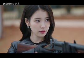 IU, aiming a gun at Noh Sang-hyun for the sake of Hyeon Woo-seok: "What is a hunting season in the 21st century?" [Grand Duchess][★Night TV]