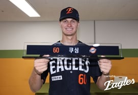 "No olviden que éramos una familia": Hanwha sorprende a Cushing, quien se despide, con una 'placa de nombre en el casillero' → Ryu Hyun-jin: "Si ganamos el campeonato, debemos hacerle un anillo"