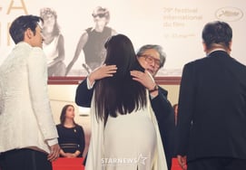 全智贤受到朴赞郁导演的欢迎戛纳红地毯上的全白女神【戛纳★现场】③