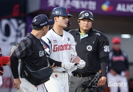 "シャワーを浴びていると···「ロッテ史上最高の奇妙な怪我『あり得ない』→キム·テヒョン監督も『ため息』…」 今日(17日)は正常に出場できるだろうか