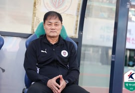 "First time in my coaching career": Coach Choi Yoon-kyum issues rare apology to Yoo Dong-gyu over 're-substitution' "I'm truly sorry... it was due to our desire to win" [Mokdong]