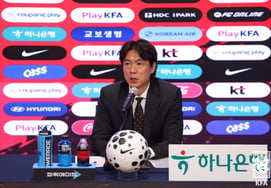El entrenador Hong Myung-bo, quien había dicho que "había pensado mucho", finalmente seleccionó de sorpresa a un solo jugador para la Copa del Mundo... El protagonista de la inesperada aparición en un único partido de la selección nacional es [en el lugar de Gwanghwamun]