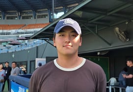 Four years after shedding tears, Chungam High School captain Kim Dong-heon visited Mokdong personally to congratulate the champions. "The players I've watched since my freshman year... I'm so proud." [Interview]