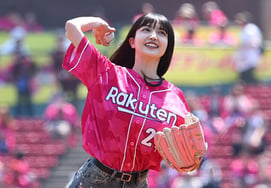 A stunning beauty that melted the hearts of the day! Even players were captivated when she threw the ceremonial first pitch! An idol from Nogizaka46 strikes fans' hearts with pink gloves.
