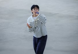 Ca sĩ Park Hyun Kyu trình diễn đường phố lãng mạn trên sông Hàn