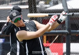 [相片儿] 李康民 握短球棒...