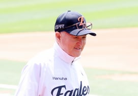 [フォト] キム・ギョンムン監督「広がる笑顔をどうすればいいのか」