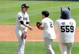 [Foto] El bateador más caliente de los Landers: Park Sung-han, homónimo de Park Sung-han, anuncia el inicio del partido contra LG