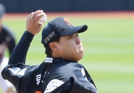 'No se puede apartar la vista': Ryu Hyun-jin, tras ser relevado tras 5 entradas con 2 carreras permitidas, ¡Hilleryard lanza su cañón de persecución! ¿Podrá alcanzar las 200 victorias en la historia de Corea y Estados Unidos? [Desde Suwon]