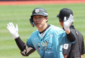 [Photo] Choi Won-jun leads off with a double