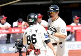 [Chụp ảnh] Kim Jae Hwan solo home run trước đối thủ Lim Chan Gyu