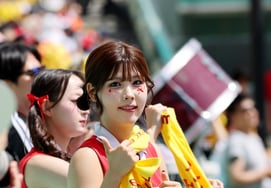 [Photo] 'Twins give a thumbs-up' as Elchi Park Ye-eun puts on a vibrant stage