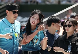 [Foto] Kim Han-seul, tras ser golpeada por un foul, es trasladada al hospital
