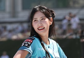 [フォト] キム・ハンスル、痛みをこらえて笑顔でカムバック