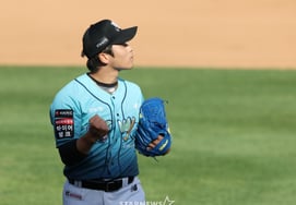 [Photo] Park Young-hyun 'Fists Clenched'