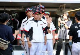 [Photo] "Captain Park, come quickly~~~"