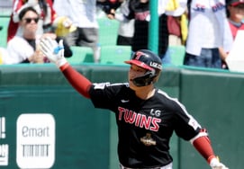"Now it's Moon Jung-bin's turn." Yeom Kyung-yeop's choice, hit→hit→two-run homer boom! The 'unknown infielder' proved himself.