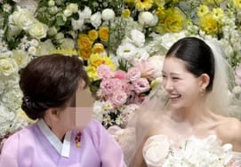 'La difunta Choi Jin-sil, hija': Choi Jun-hee invita a su abuela materna en el día de la boda ante rumores de discordia. "Dejen de especular", sonríe radiante.