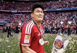 A season full of drama, the end was the champion... Kim Min-jae roars with a beer mug in hand, wearing the championship medal