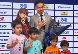'Legendary Japanese' Nagatomo Yuto's surprise appearance with four children eating bungeoppang (fish-shaped cakes) turns the press conference room upside down... "Almost dad's genes" T-shirts draw attention