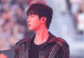 'God of Beauty' BTS Jin Shines in 'Siren' Amid Enthusiastic Stand Performance... T-Shirt Sells Out Immediately
