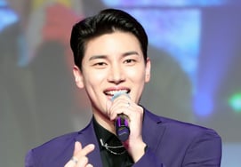 Noh Ji Hoon (Nu'est) khoe thân hình gầy đi sau vụ ngộ độc thực phẩm tập thể [sự tổng hợp]