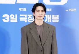 Eom Tae-gu, Fingers Frozen with Nerves [★Photo]