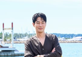 'Hope' Jo In-sung: "I Did Everything Possible, Including Real Horseback Riding and Gunfight Action" [Cannes★Interview] ②