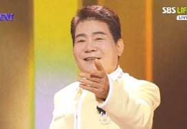 Jin Sung, performs 'Human Market' and 'At Andong Station'... 'The Trot Show' ends with a spectacular finale