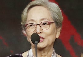 Kim Young-ok bids farewell to her lifelong companion... Funeral procession for late former announcer Kim Young-gil today [Star Issue]