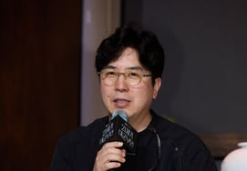 '大君夫人'の監督、インタビューでついに涙 "癒しながら見た方々に不快感を与え申し訳ありません" [インタビュー③]