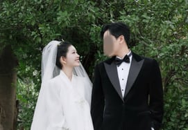 ¿Cuánto se habría alegrado la difunta Choi Jin-sil... Choi Jun-hee se casa bajo las bendiciones de su abuela materna, quien estuvo en el centro de los rumores de discordia, y de Yoo Jae-suk [Star Issue]