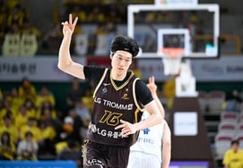 [Official] Returns after retirement, lands a massive FA deal! 'Human Victory' Jung In-deok re-signs with LG for 4 years... First-year compensation 350 million won